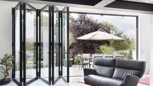 系统门窗厂家攻略：阳台应该选择推拉门还是折叠门好！