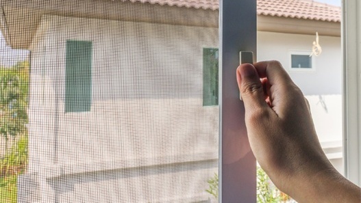 系统门窗厂家攻略：简单又实用的纱窗清洗方法！